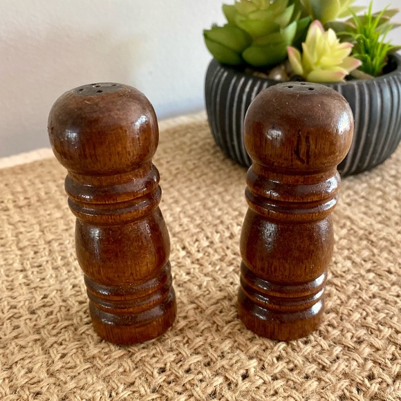 VINTAGE GERMAN WOOD MINI SALT & PEPPER SHAKER SET - Picture 6 of 8